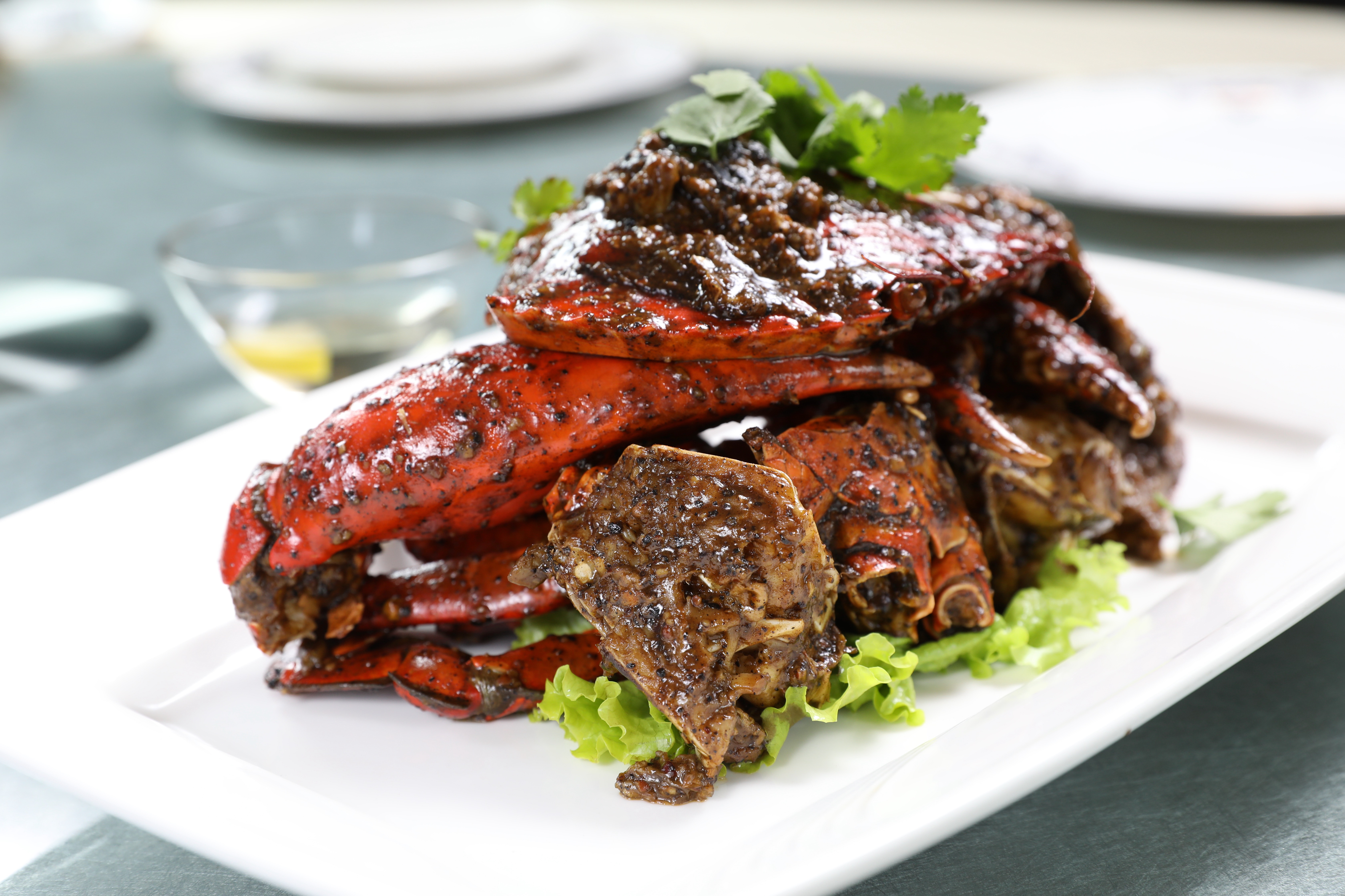 「珍寶黑胡椒蟹」味道比紅色的辣椒蟹重，吮指誘人。（外帶沙公288元／100克，重量800克起／隻，2,304元起／份，圖約1.1公斤）