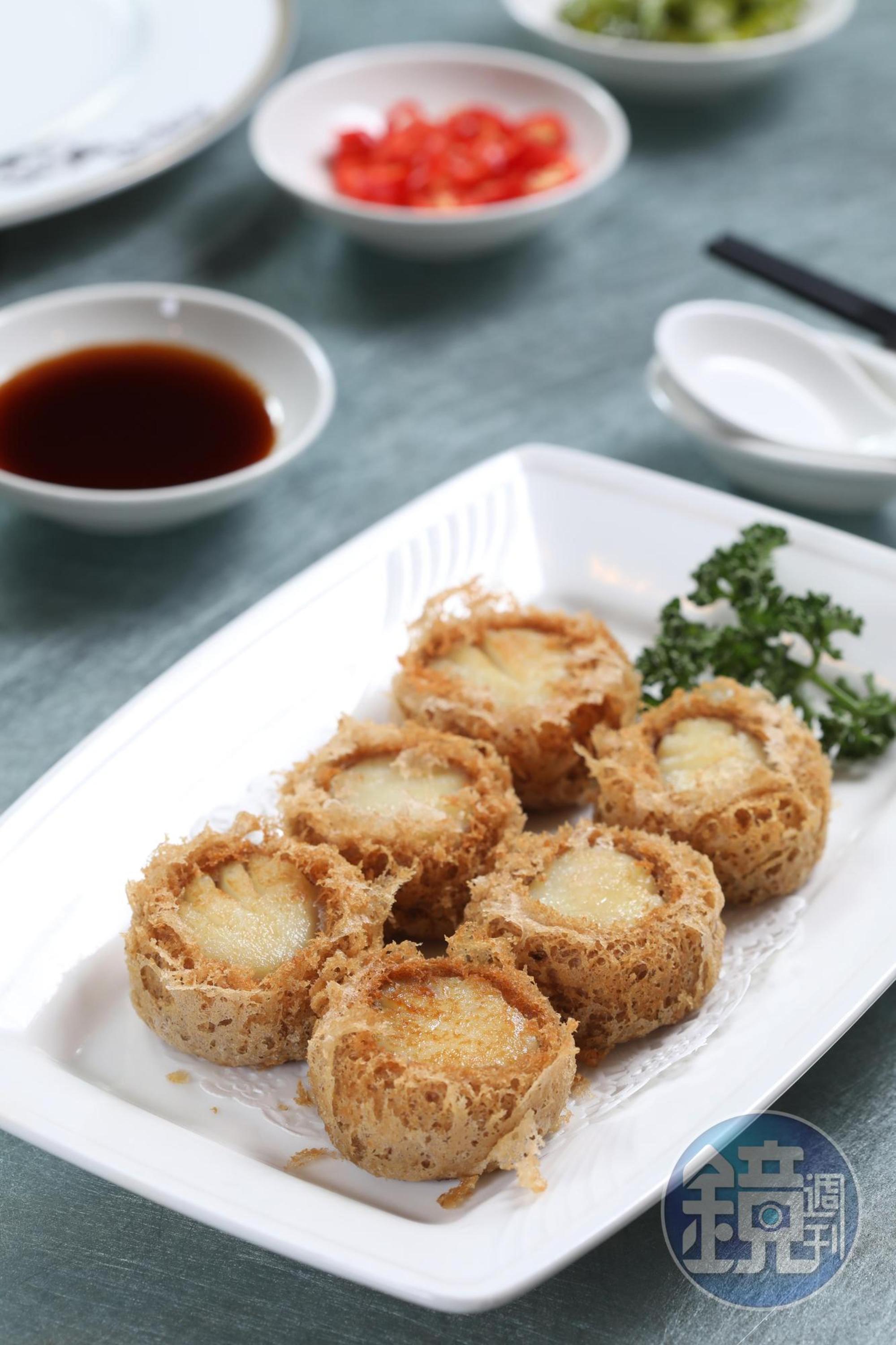 「荔茸鮮干貝」外層裹上芋泥，油炸後依然鬆爽。（368元／份）