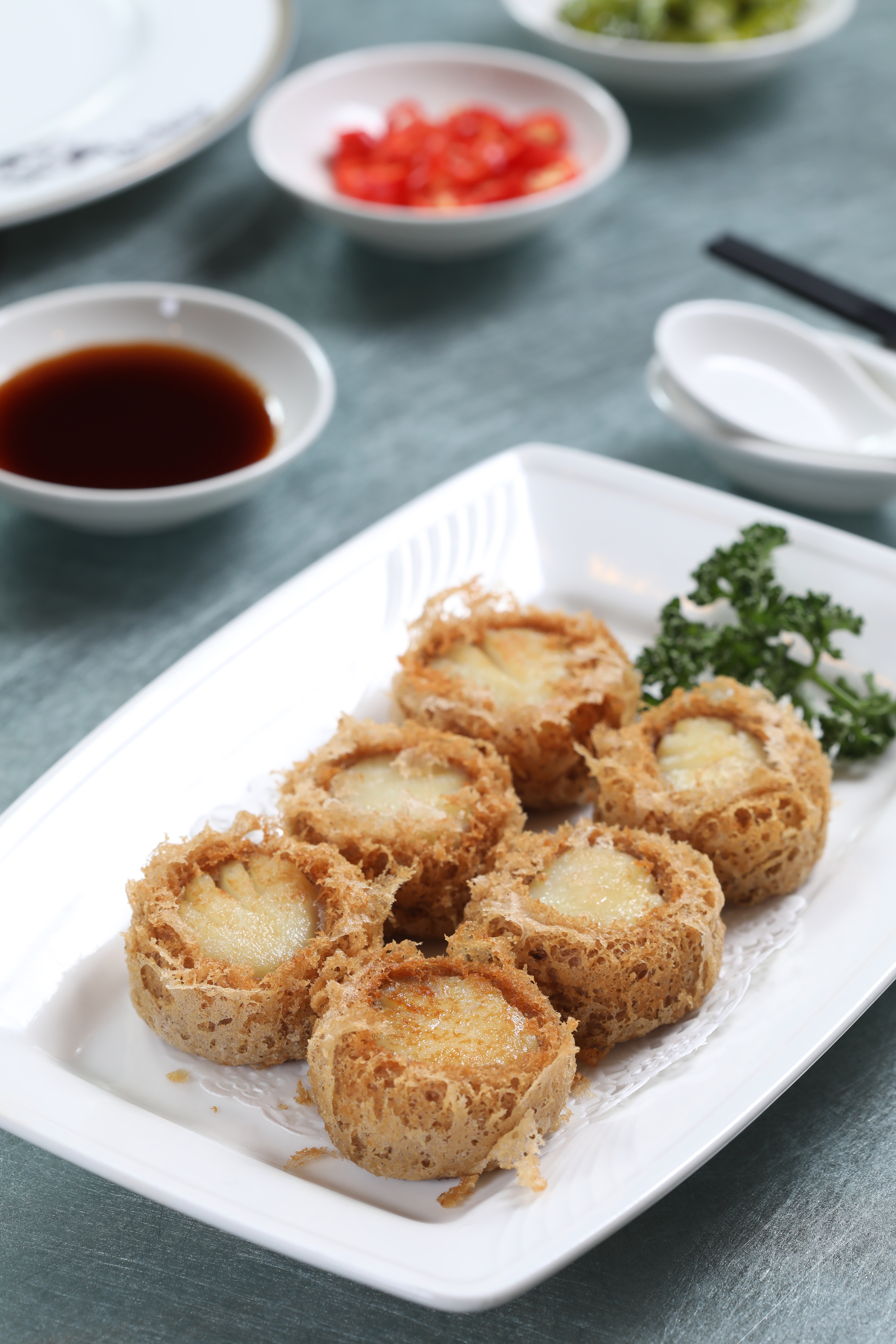 「荔茸鮮干貝」外層裹上芋泥，油炸後依然鬆爽。（368元／份）