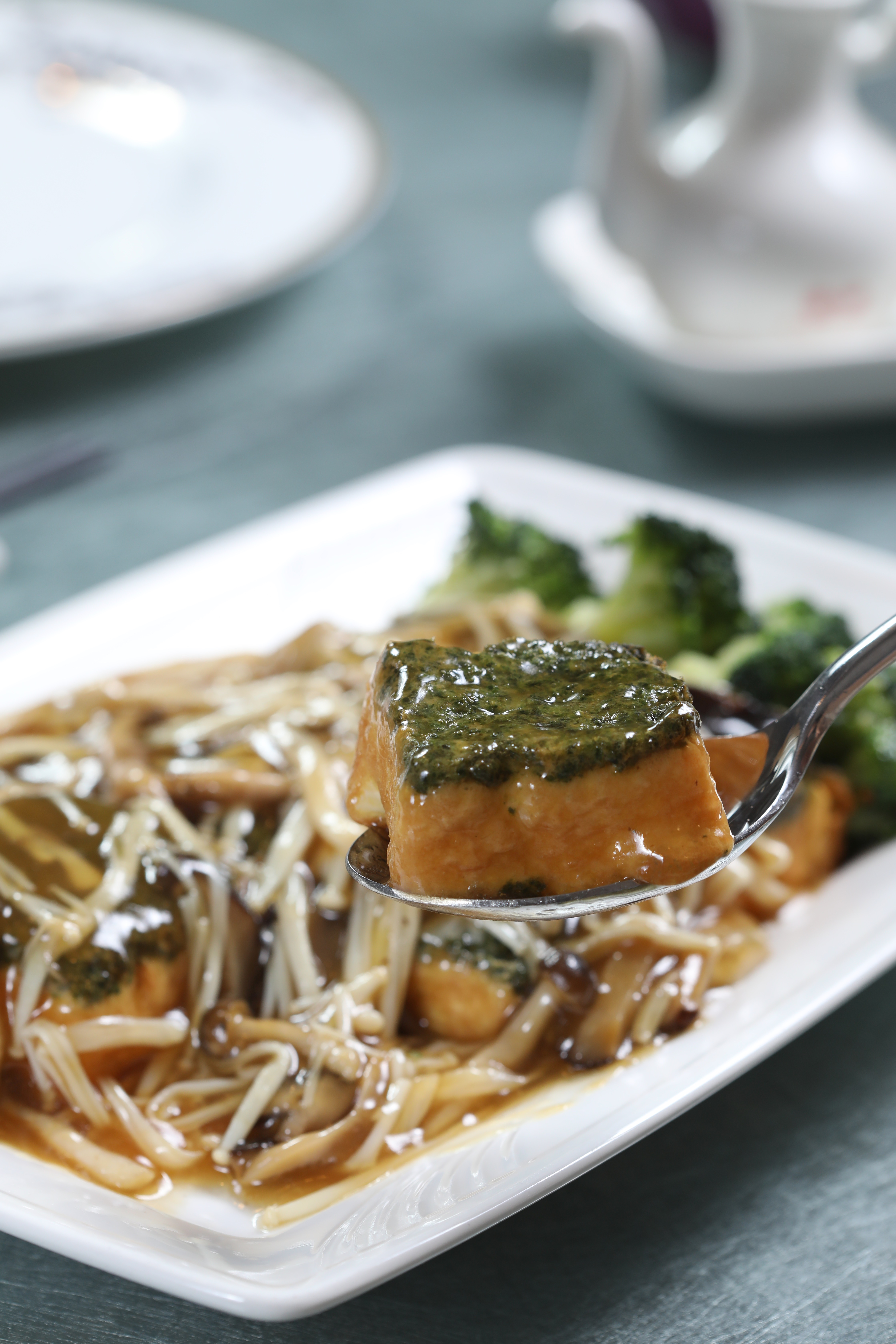 「翡翠豆腐」淋上鮮菇醬汁，滑嫩咕溜。（288元／份）