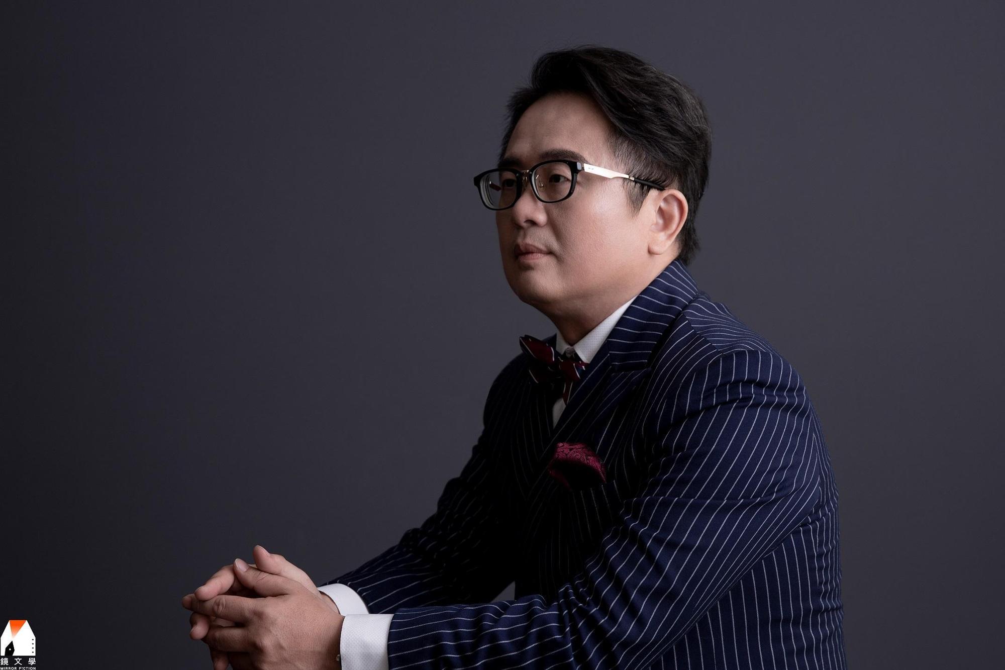 《誰是被害者》原著作者「天地無限」以《辦公室瘋雲:電商驚爆公關危機》降臨beanfun!文學星。(鏡文學提供)
