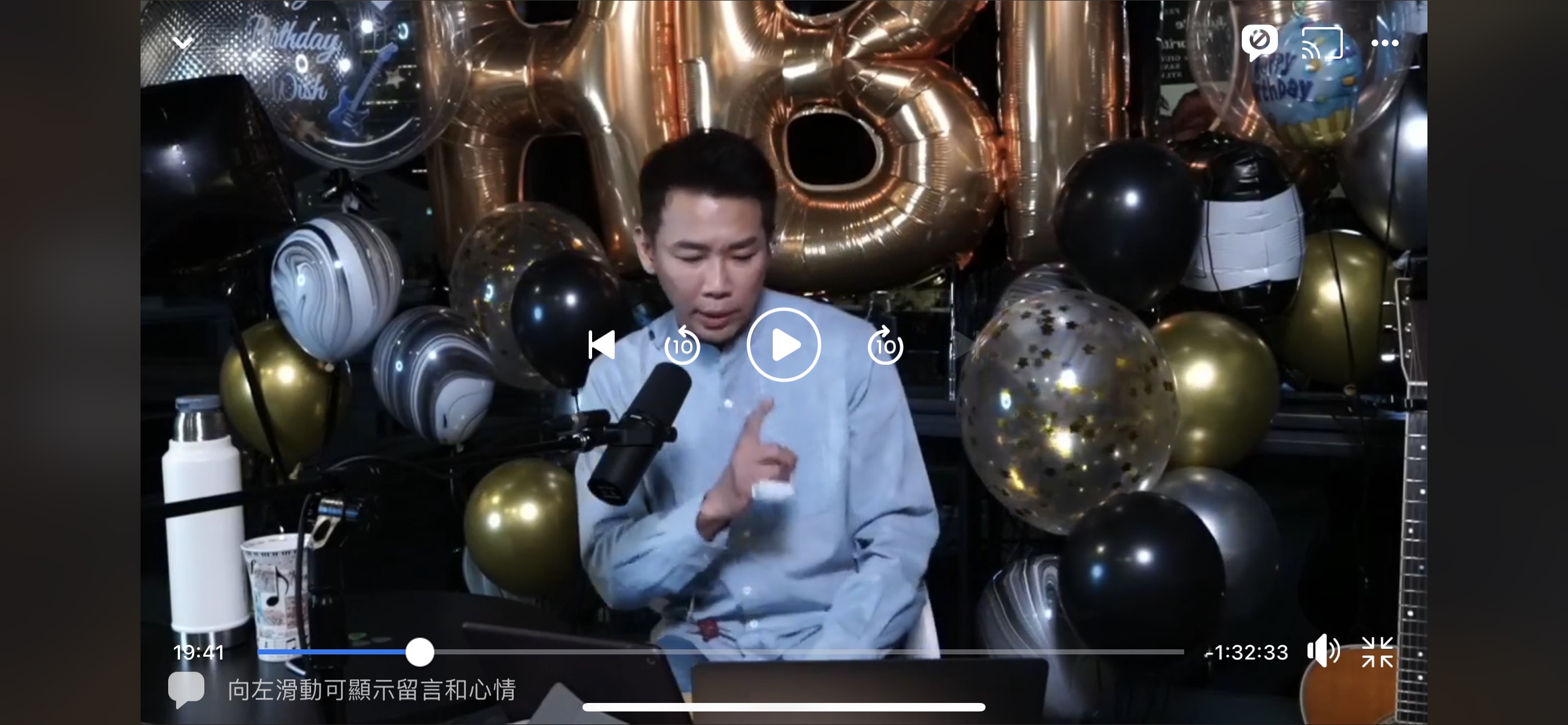 陶喆右手小拇指包了紗布，引人關注。（翻攝自陶喆臉書）