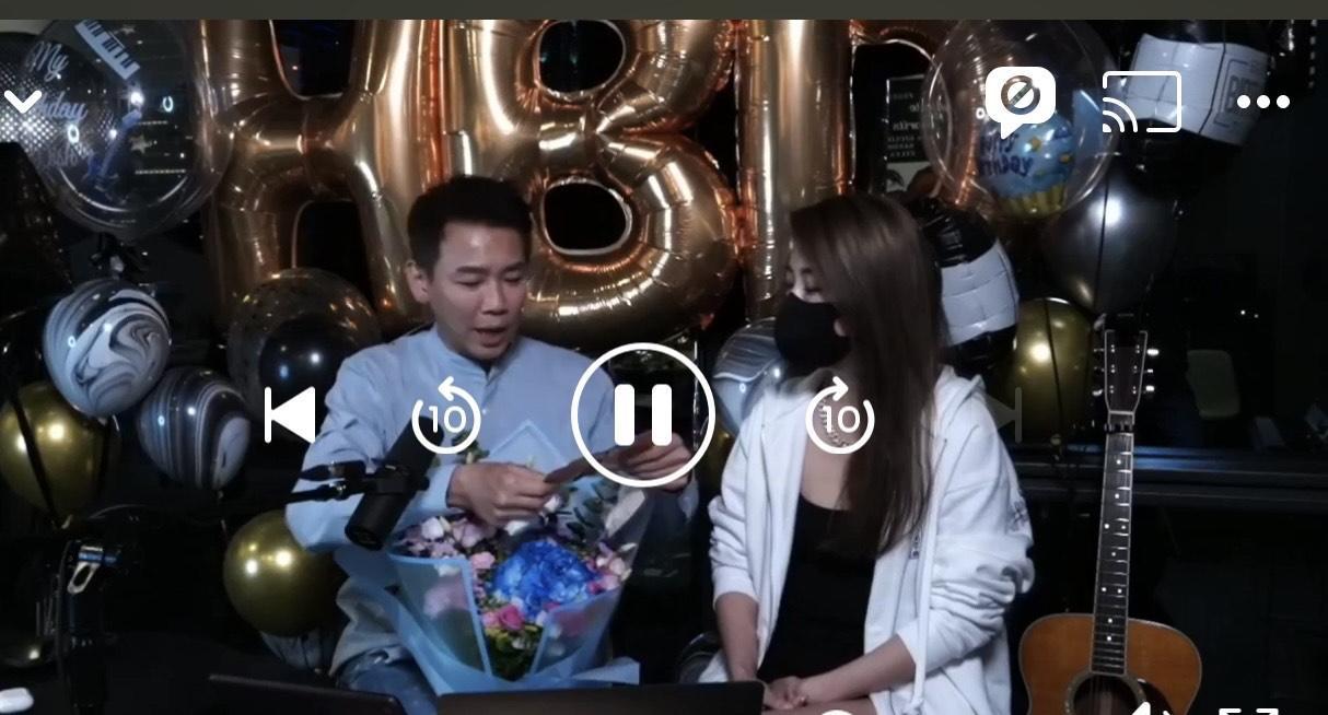陶喆（左）直播尾聲，老婆Penny（右）驚喜現身。（翻攝自陶喆臉書）