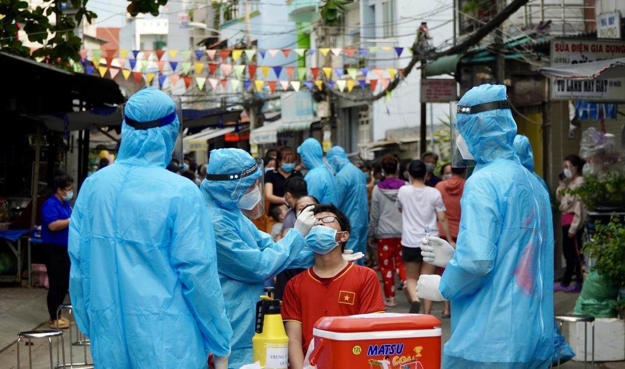 越南本土疫情大爆發，各地積極篩檢希望揪出感染源。（翻攝自越南衛生部官網）