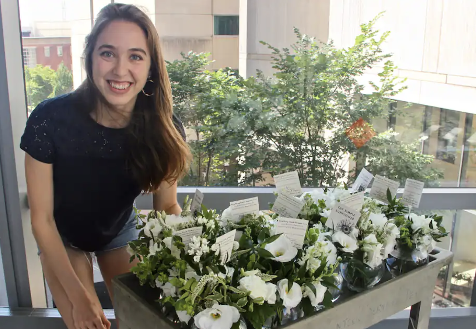 美國一名美女醫師伊蘭諾，多年來頻繁進出陌生人婚禮，將宴會剩下的鮮花重新整理送給病患。（翻攝自The Simple Sunflower網站）