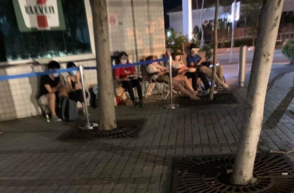 陳昭姿拍下在醫院門口等待殘劑號碼牌的民眾。(翻攝陳昭姿臉書)