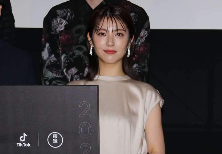 濱邊美波對獲獎者充滿信心，透露很期待參與直式電影的演出。（翻攝自mantanweb）