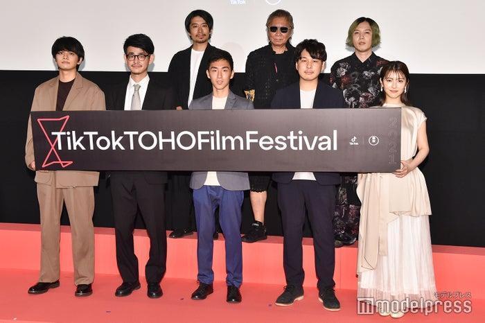 「TikTok TOHO Film Festival」活動吸引5,000件以上的報名,今活動大使北村匠海(前排左)、評審三池崇史導演(後排中)等人出席頒獎典禮。(翻攝自model press)