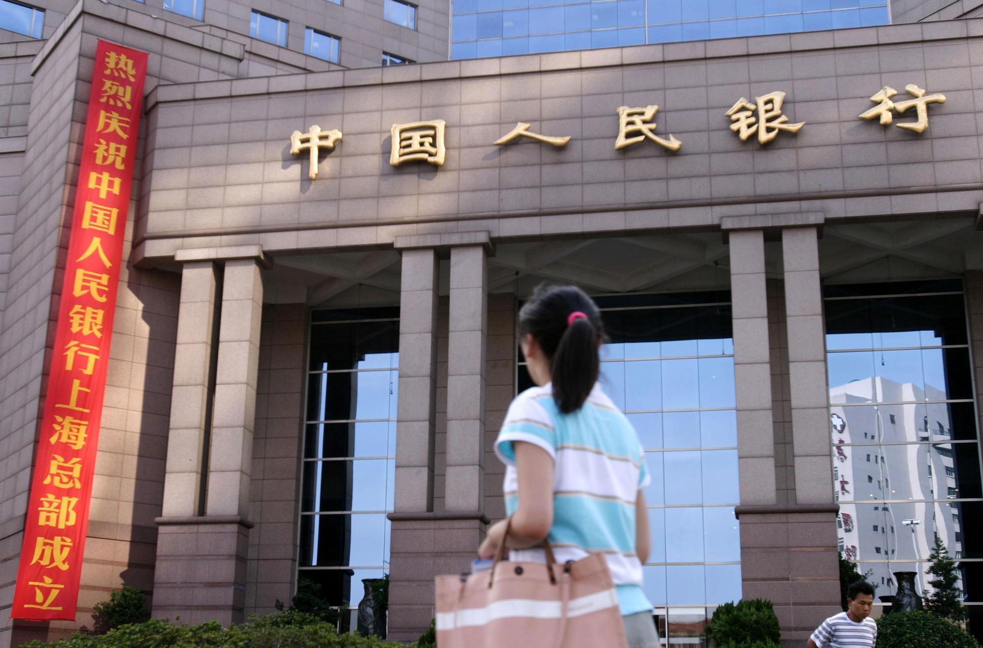 為了給予中小企業更多支持，中國人民銀行宣布自15日起調降存款準備金率0.5％。