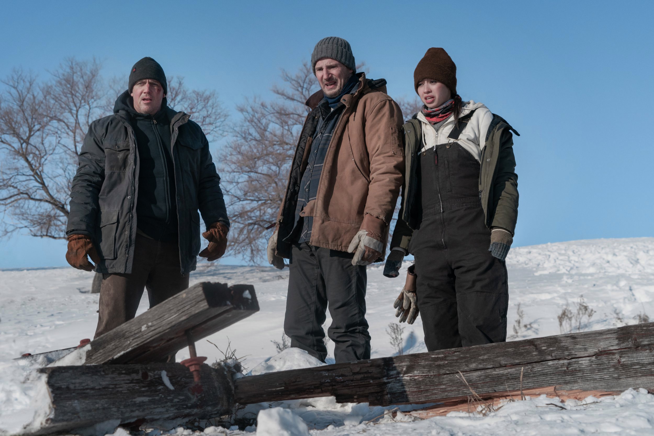 連恩尼遜（中）在新片中號召救難隊員，在冰天雪地中搶救困在礦坑裡的礦工。（網路圖片）