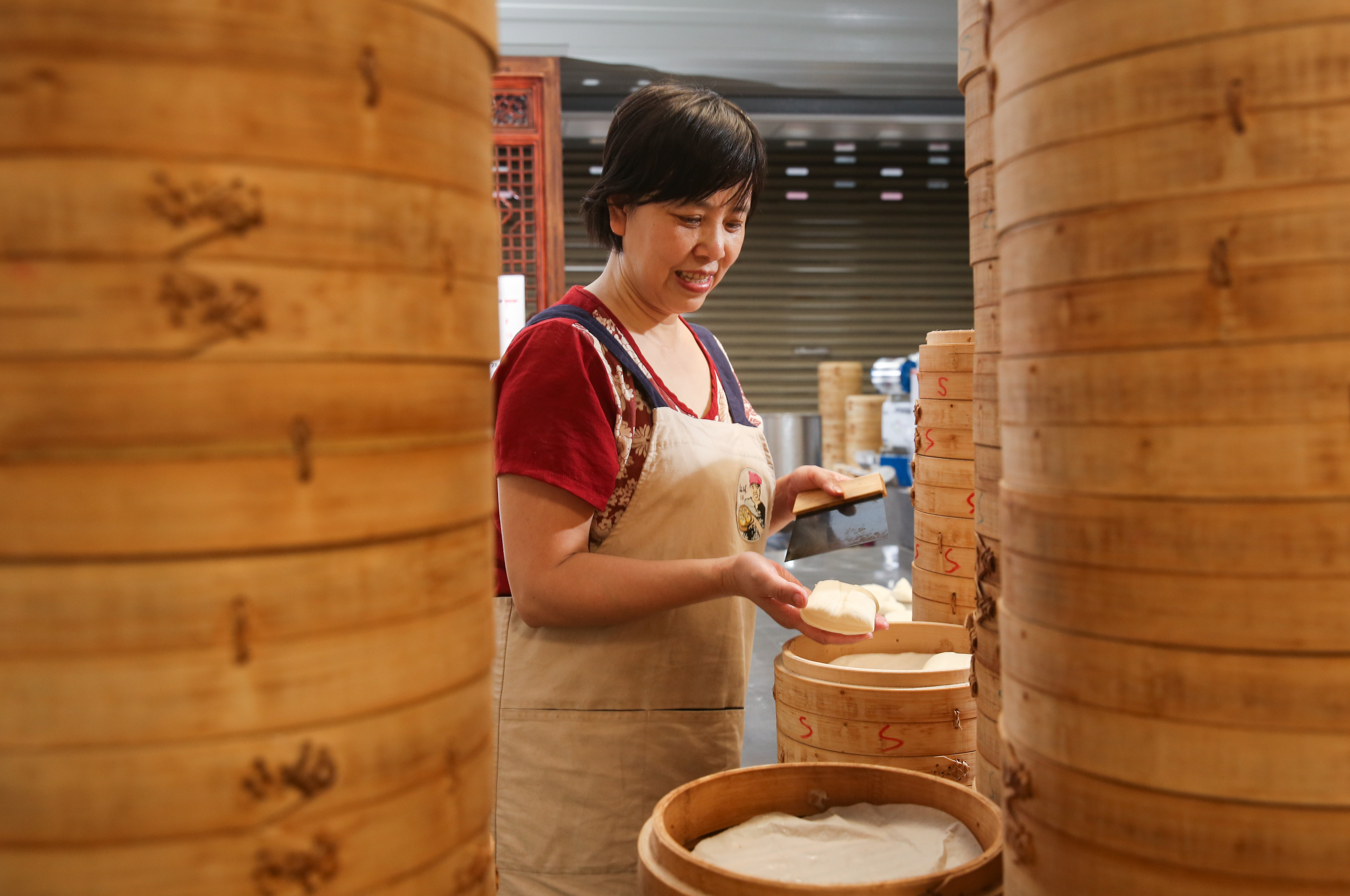 王紅林複製湖北老家養父母做的老麵包子、饅頭，因口味獨特、料好實在，成為人氣名店。（疫情爆發前拍攝）
