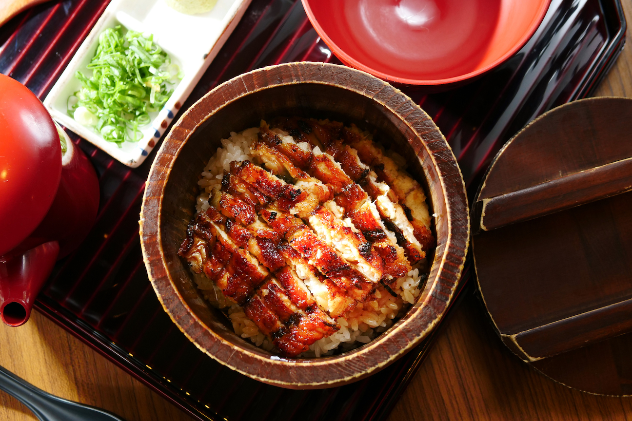 源自名古屋的「鰻櫃」外帶時也會附上所有配料跟高湯。（550元/竹等級）