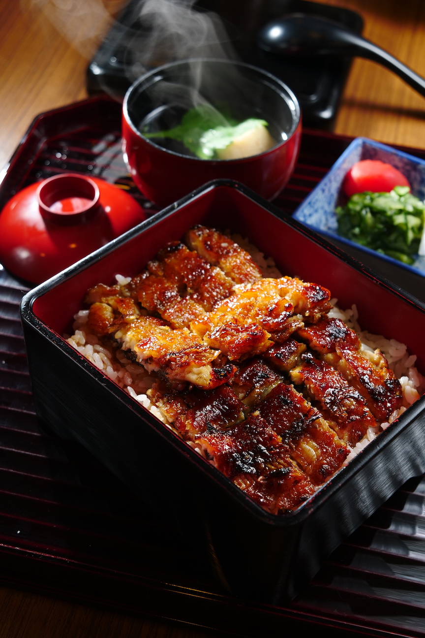 「鰻重」是最經典的鰻魚飯形式，醬味沁入白飯，外帶回家依然美味。（600元/松等級）