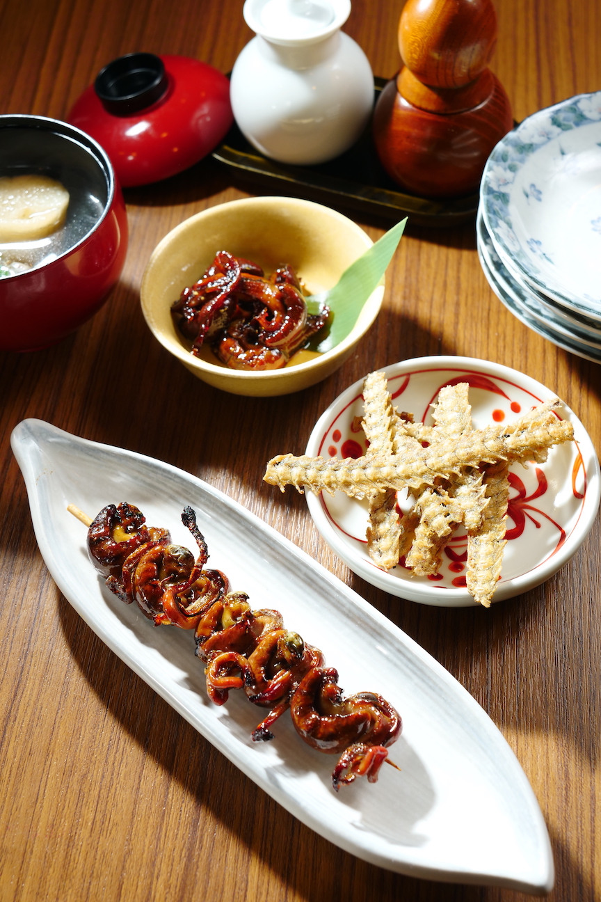 「鰻肝燒」綿密帶點回甘苦韻（前，120元/份）、「鰻骨」（中，80元/份）脆口如仙貝。