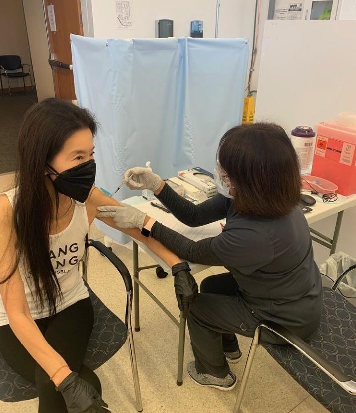 王薇薇經常在Instagram分享生活大小事,例如今年2月她去接種COVID-19疫苗。(翻攝自@verawang Instagram)