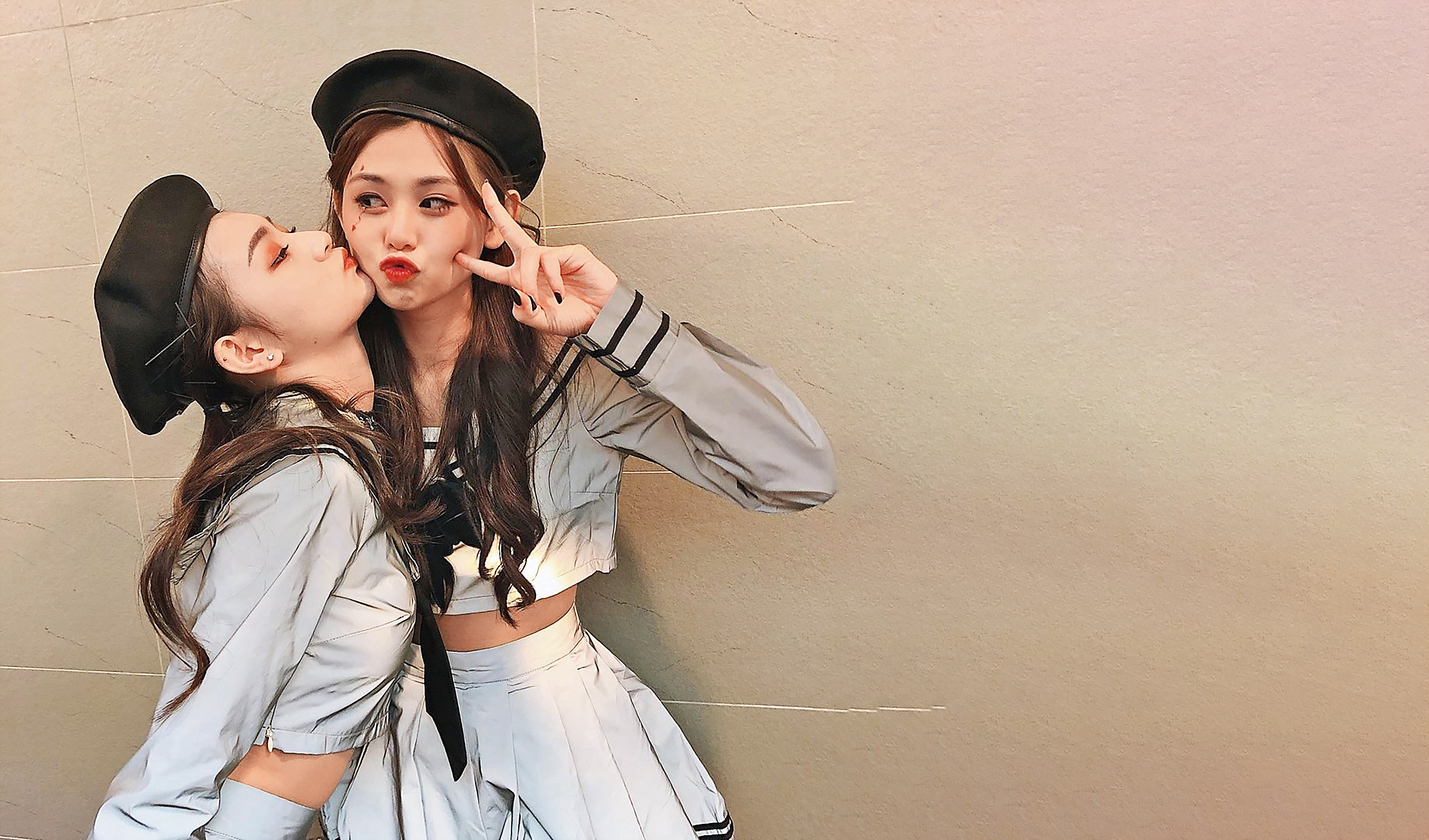 PINK FUN成員容容（右）、珮含（左）情同姐妹，還會互相親臉以示好交情。	（翻攝自珮含IG）