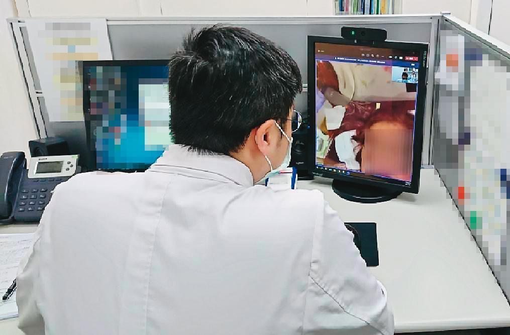 新冠患者解除隔離出院後,在家7天自主健康管理期間,北醫遠距醫療中心以視訊方式替患者看診,並指導居家運動復健。(醫師林昀毅提供)