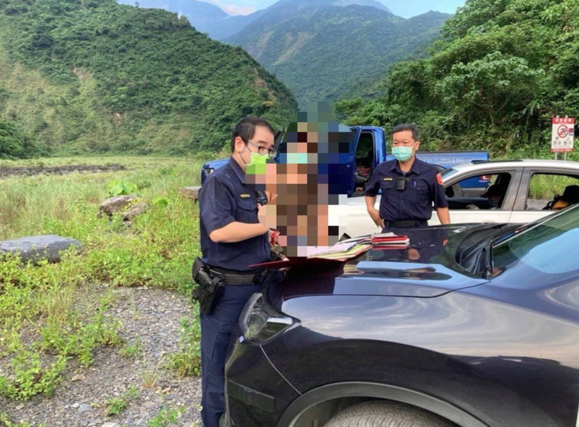 宜蘭縣警方對曾姓中隊長等人開出違法防疫規定的罰單。（屏東縣警局提供）