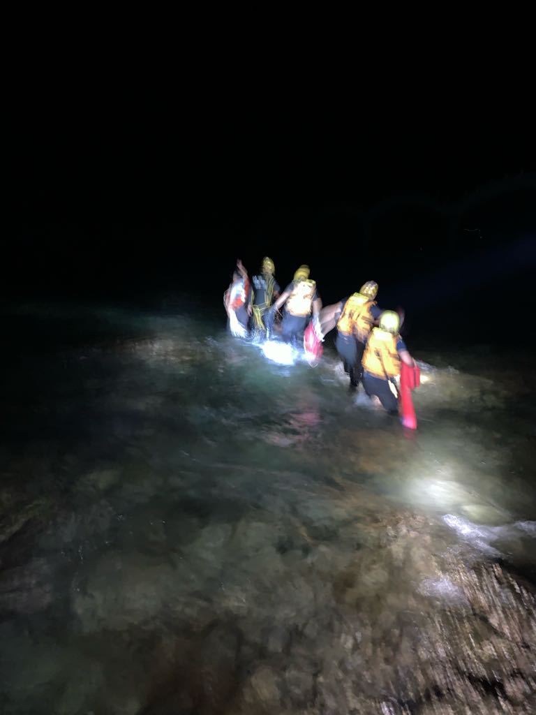 13日凌晨1點30分，消防人員於現場於水底發現溺者後，由消防人員搬運後送成功分院。（台東縣消防局提供）