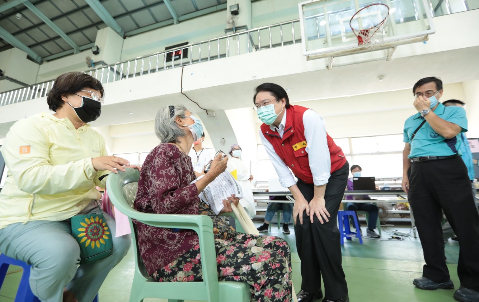 林右昌市長前往中山高中施打站視察長者疫苗施打。（基隆市政府提供）