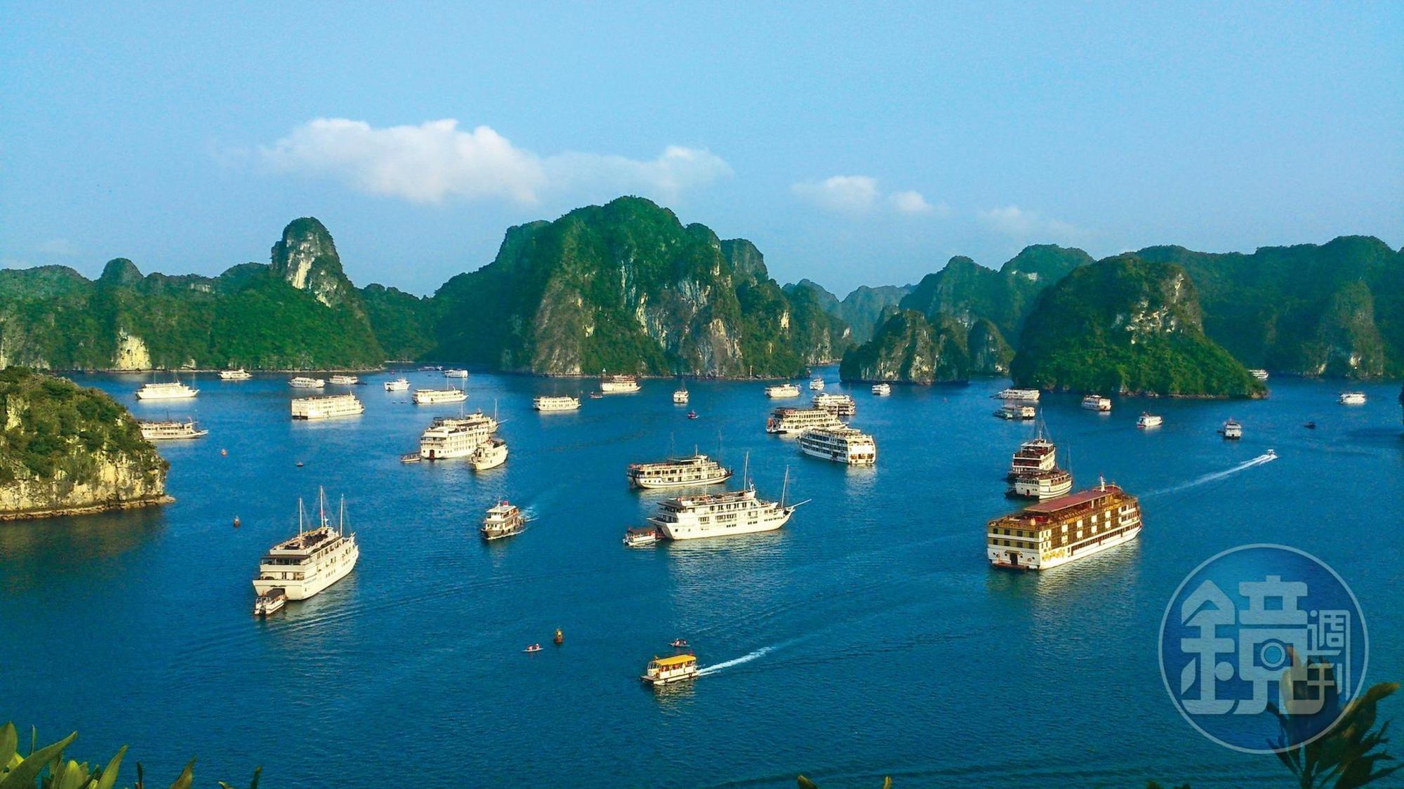 疫情之前,越南著名景點、也是聯合國世界自然遺產的下龍灣,大小船隻絡繹不絕。