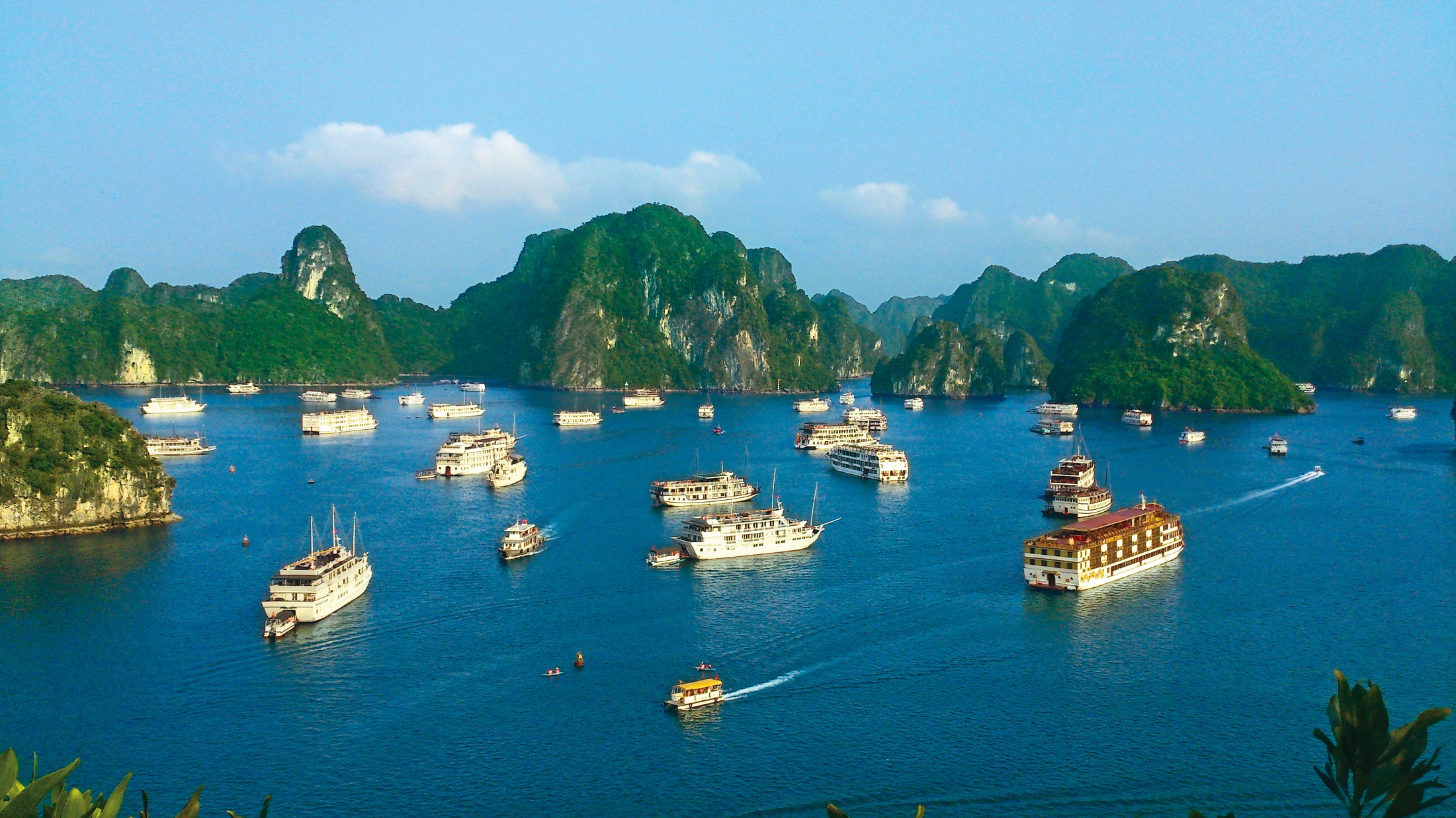 疫情之前，越南著名景點、也是聯合國世界自然遺產的下龍灣，大小船隻絡繹不絕。