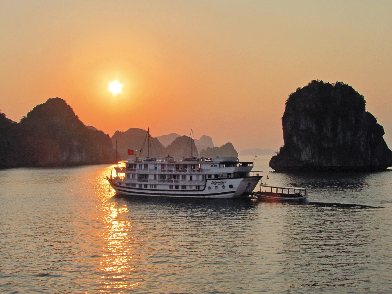 每天夕陽落日，是船上旅客滿心期待的美景。