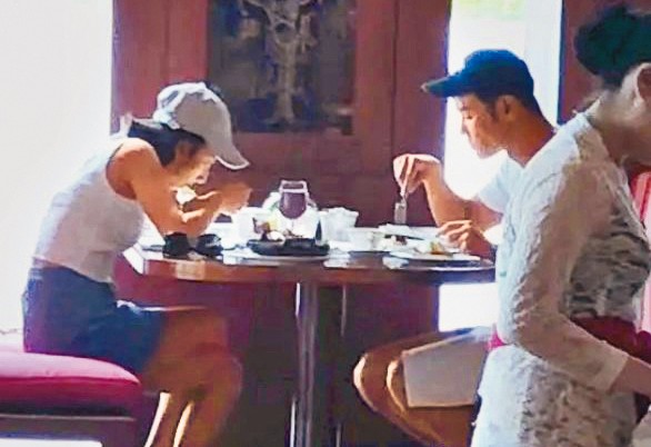 網友抓包阮經天（右）與宋祖兒（左）在峇里島的飯店共進早餐，疑似約會，但有粉絲解釋此行是為補戲。（翻攝自新浪娛樂）