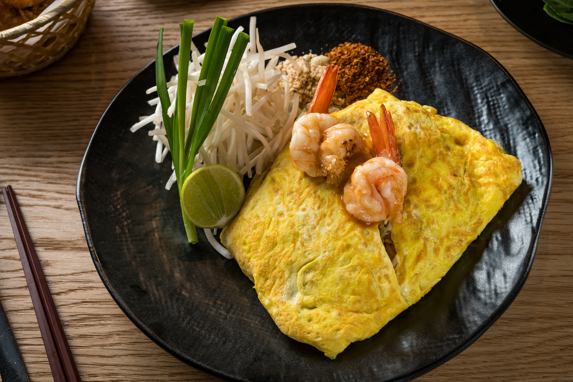 「泰式炒河粉」是baan曼谷主廚的拿手菜，自製的泰麵醬為靈魂來源。（323元／份）