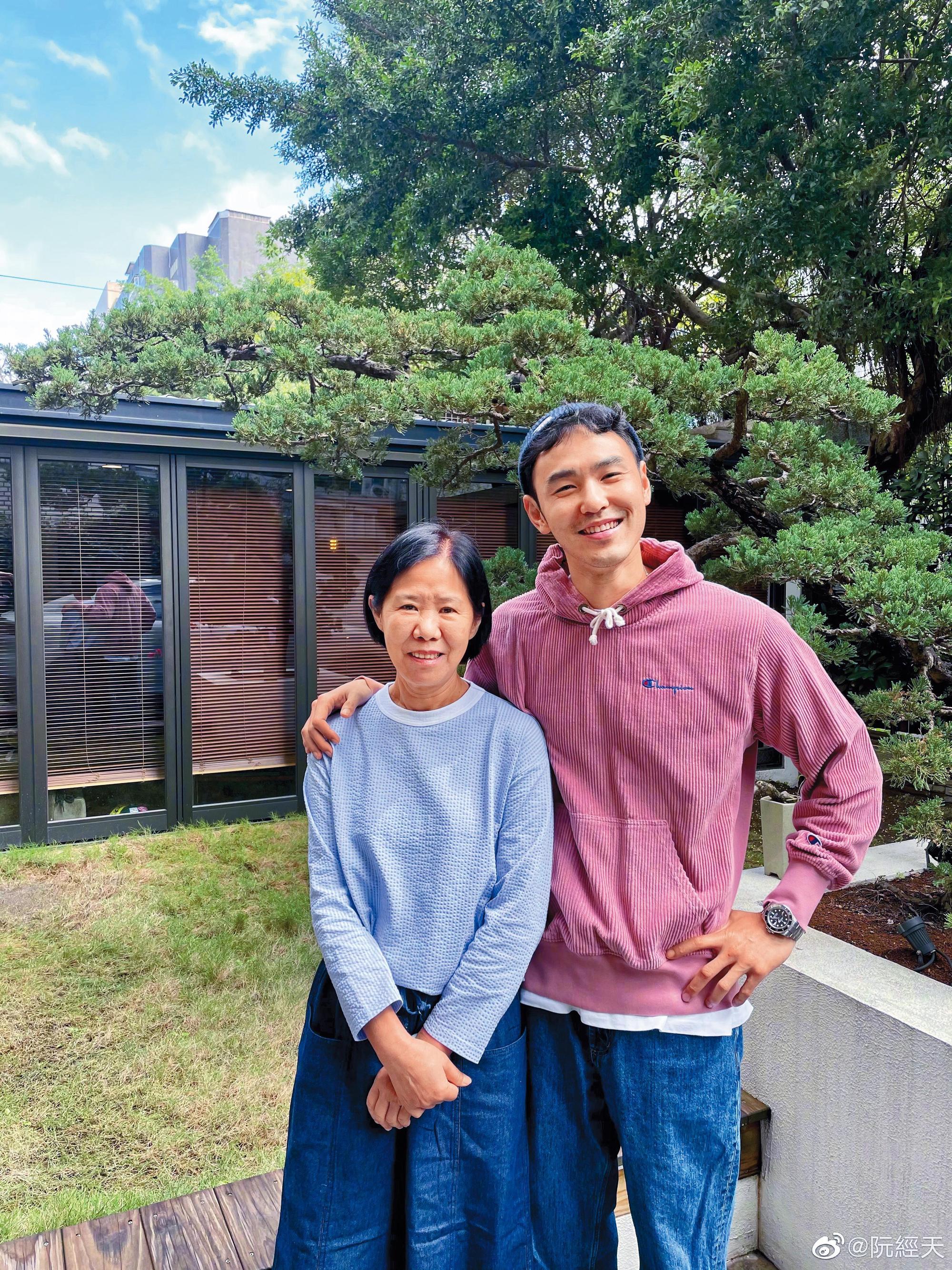 在節目中坦承與爸爸關係疏離，但阮經天與媽媽的關係卻十分親密，他也不時會分享母子合照。（翻攝自阮經天微博）
