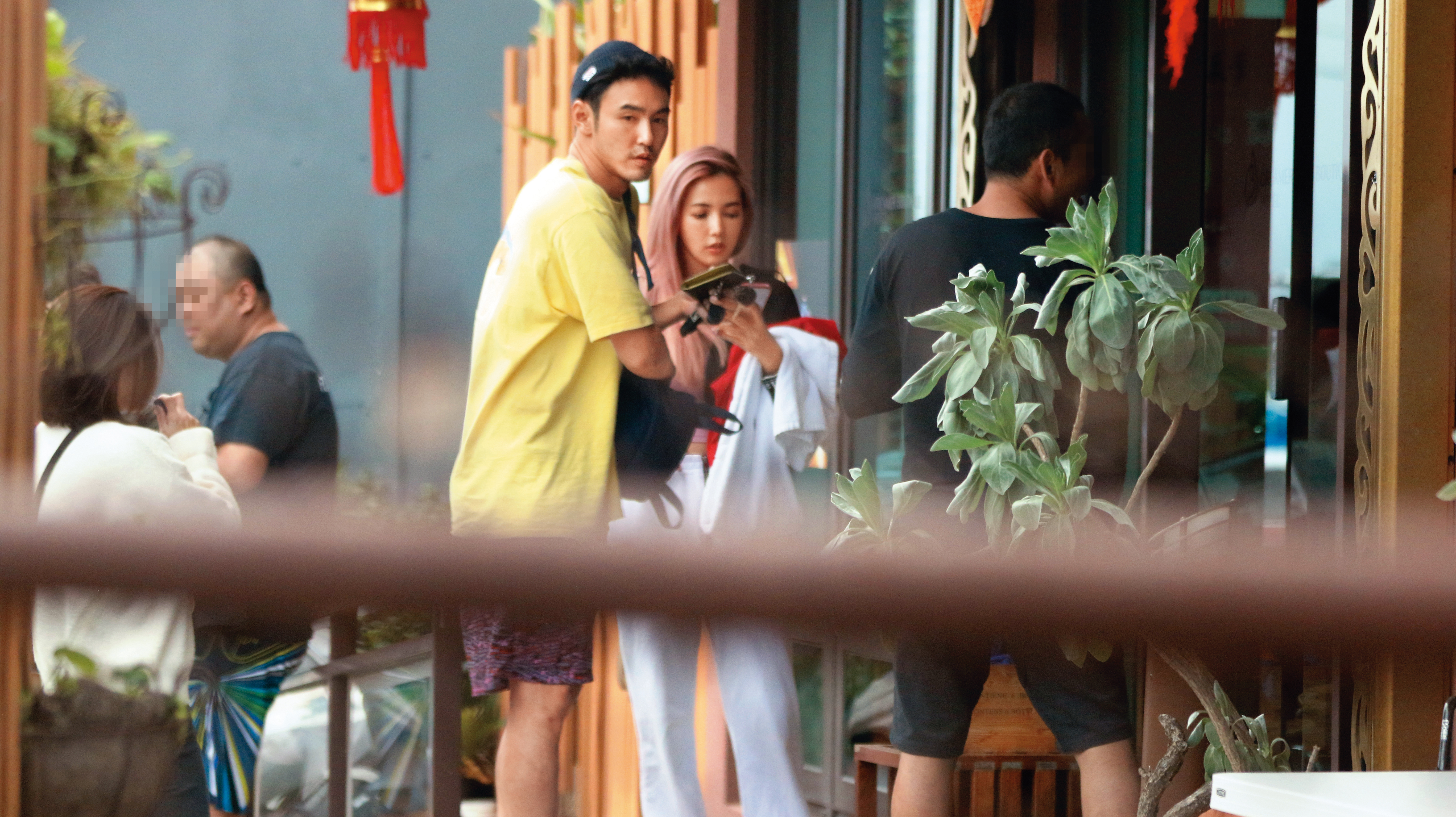 本刊今年2月接獲線報，指阮經天（左）與拐拐（右）相約南台灣共度情人節，隔天還享受冬季泡湯趣，但男方回應拐拐只是車友的朋友。