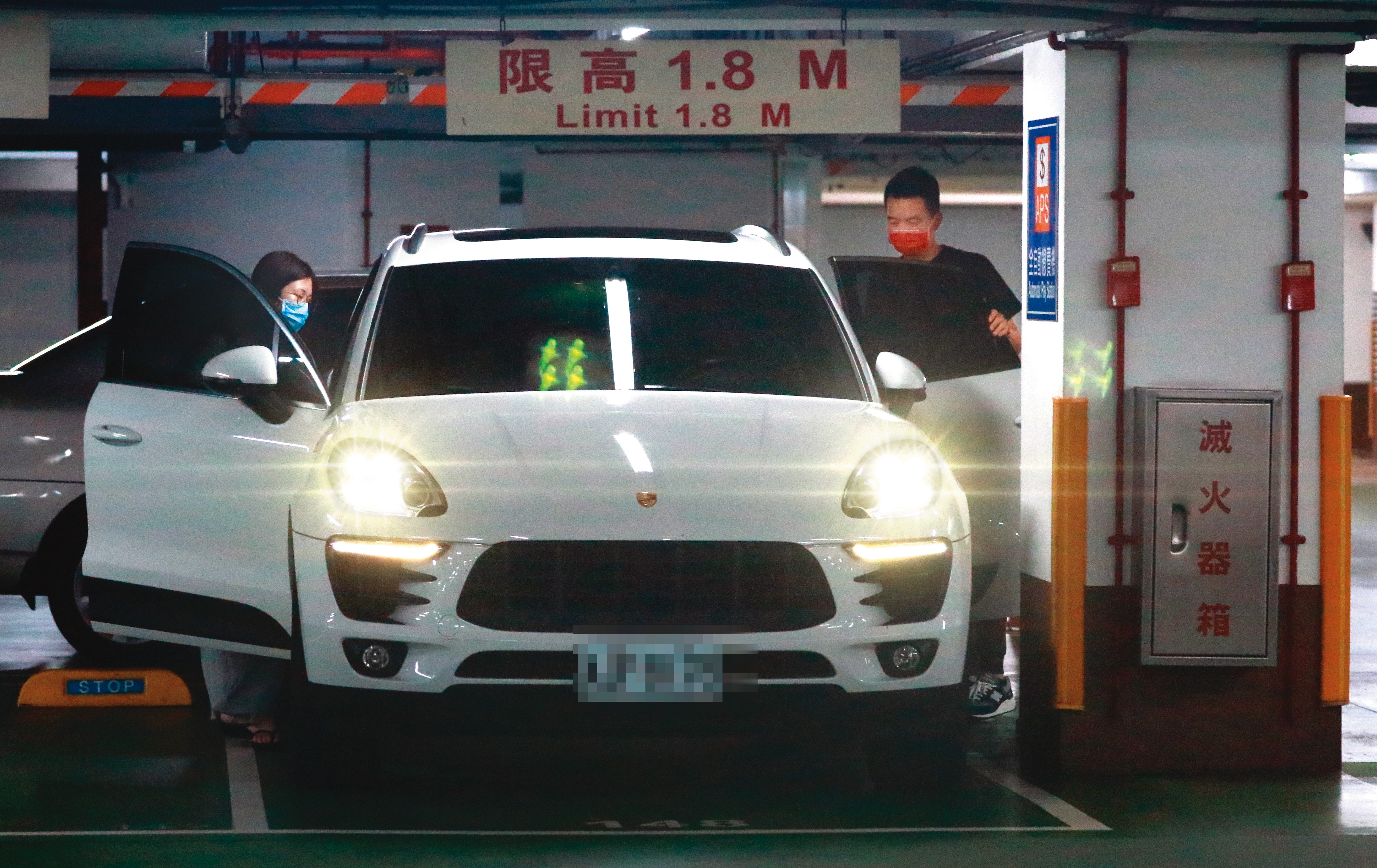 7月10日14：05，保時捷男跟雞排妹（左）黏進黏出，充當司機。