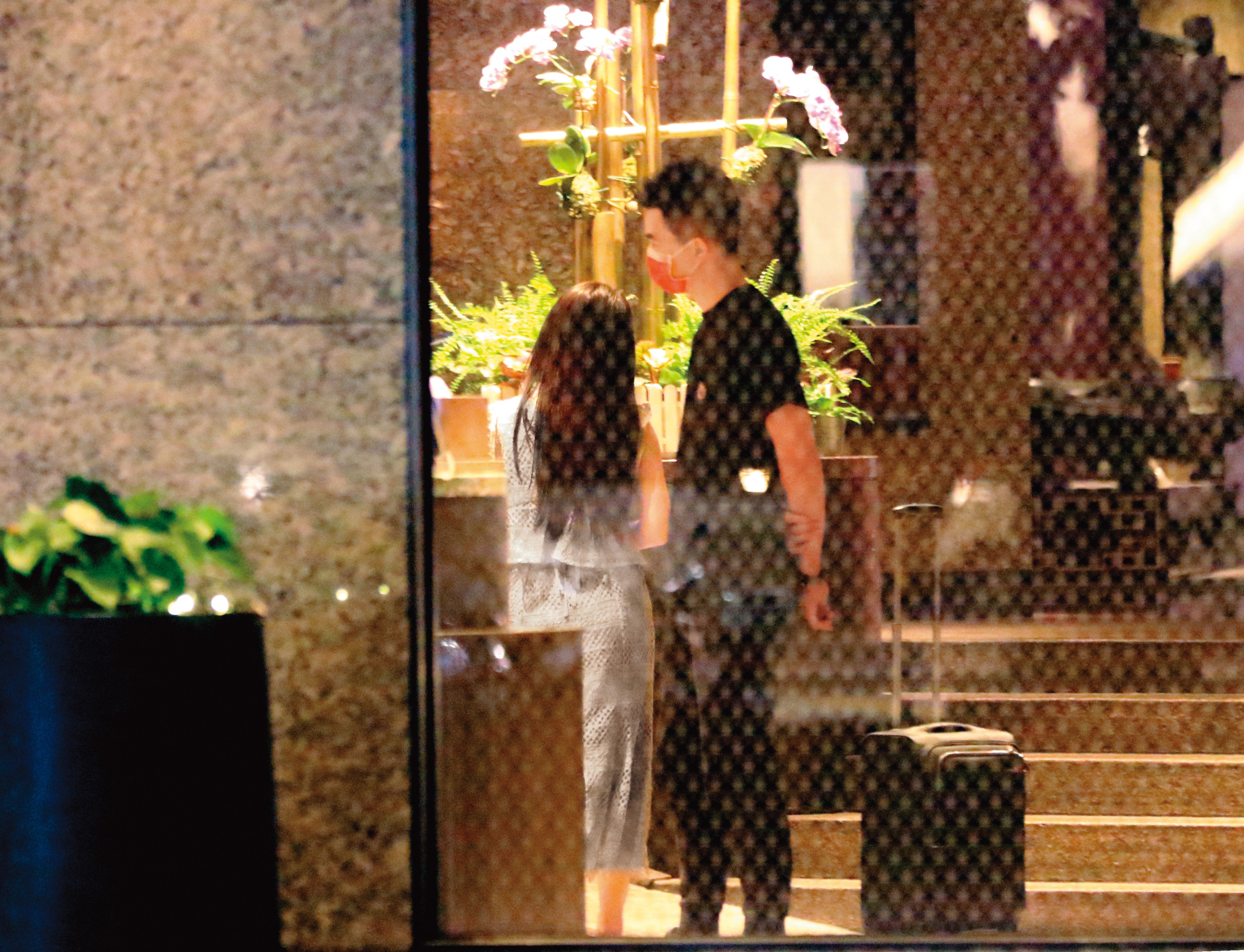 7月9日20：10，據查，雞排妹與保時捷男入住的五星級飯店，房型相當豪華。