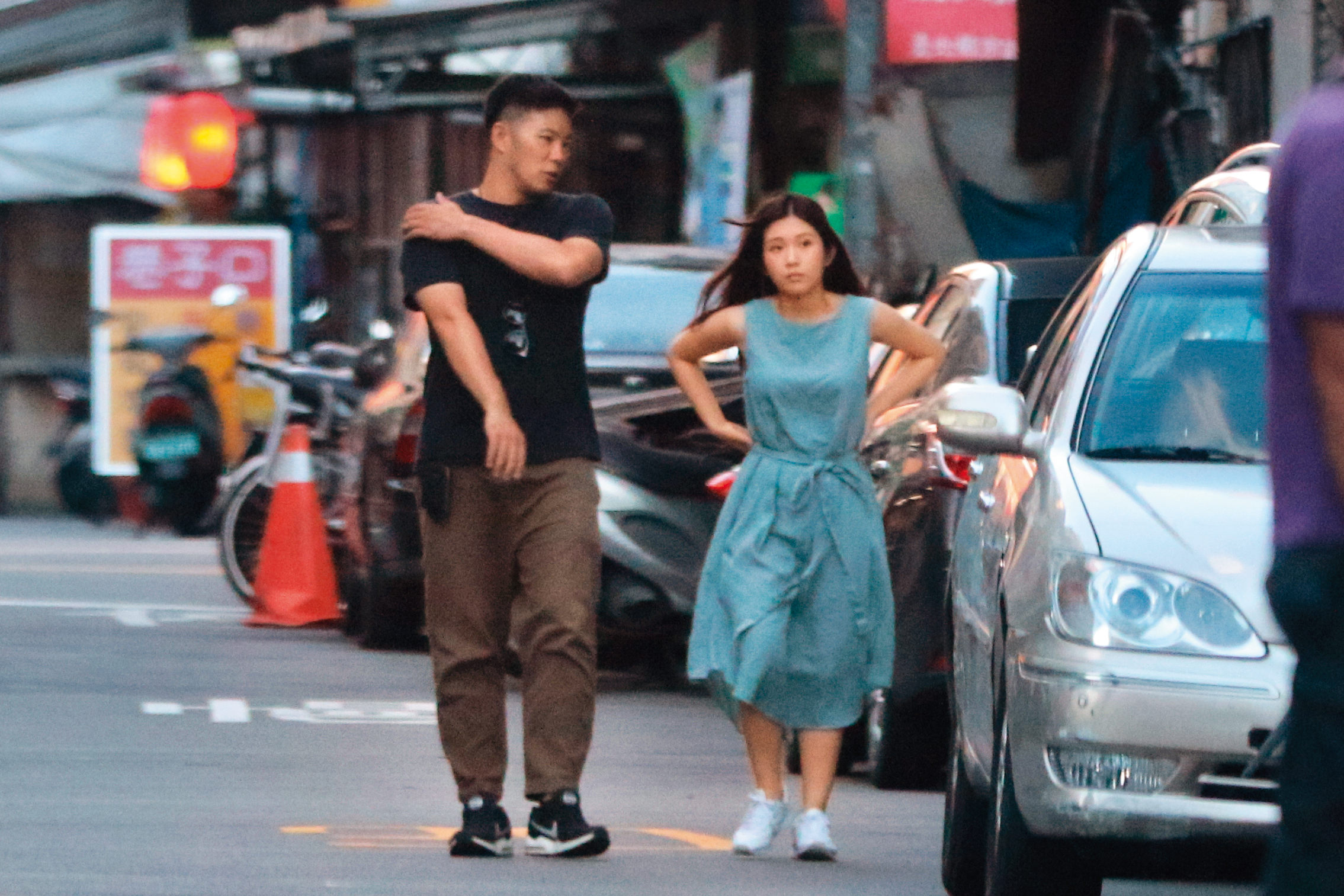 之前本刊拍到雞排妹跟李伯恩（左）曖昧約會，不過她否認跟對方有任何關係。