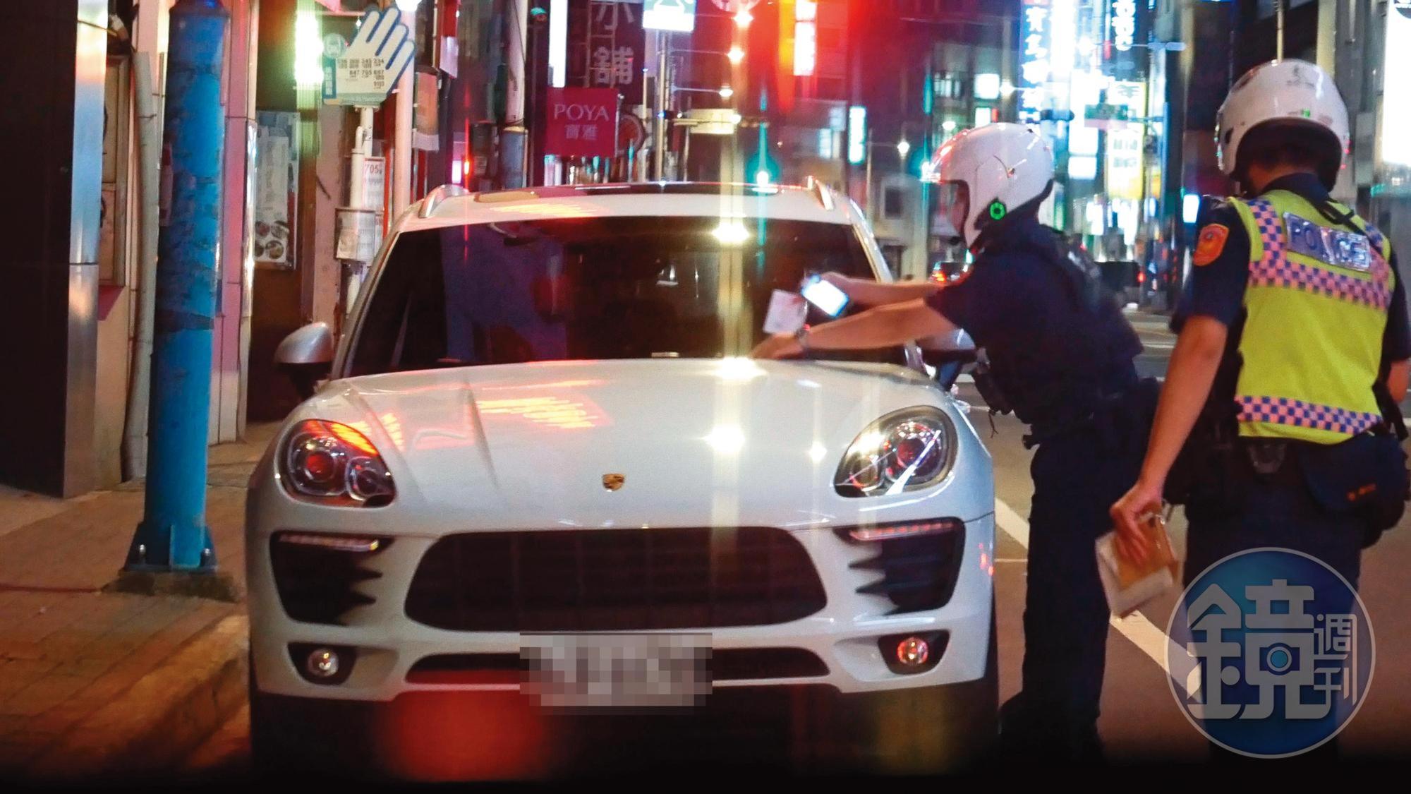 22:33 為了去接雞排妹,保時捷男被警察開單。