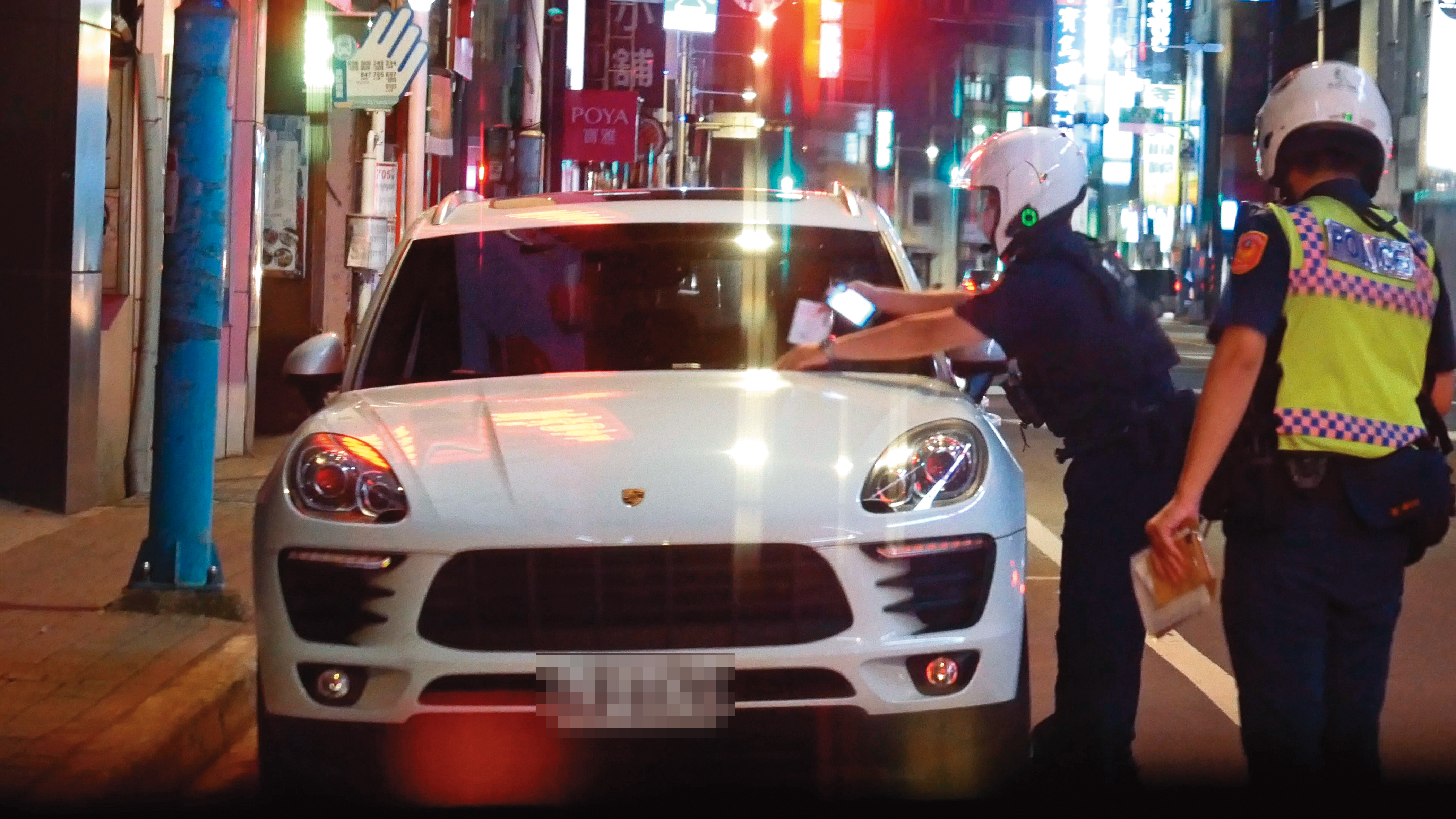 22：33 為了去接雞排妹，保時捷男被警察開單。