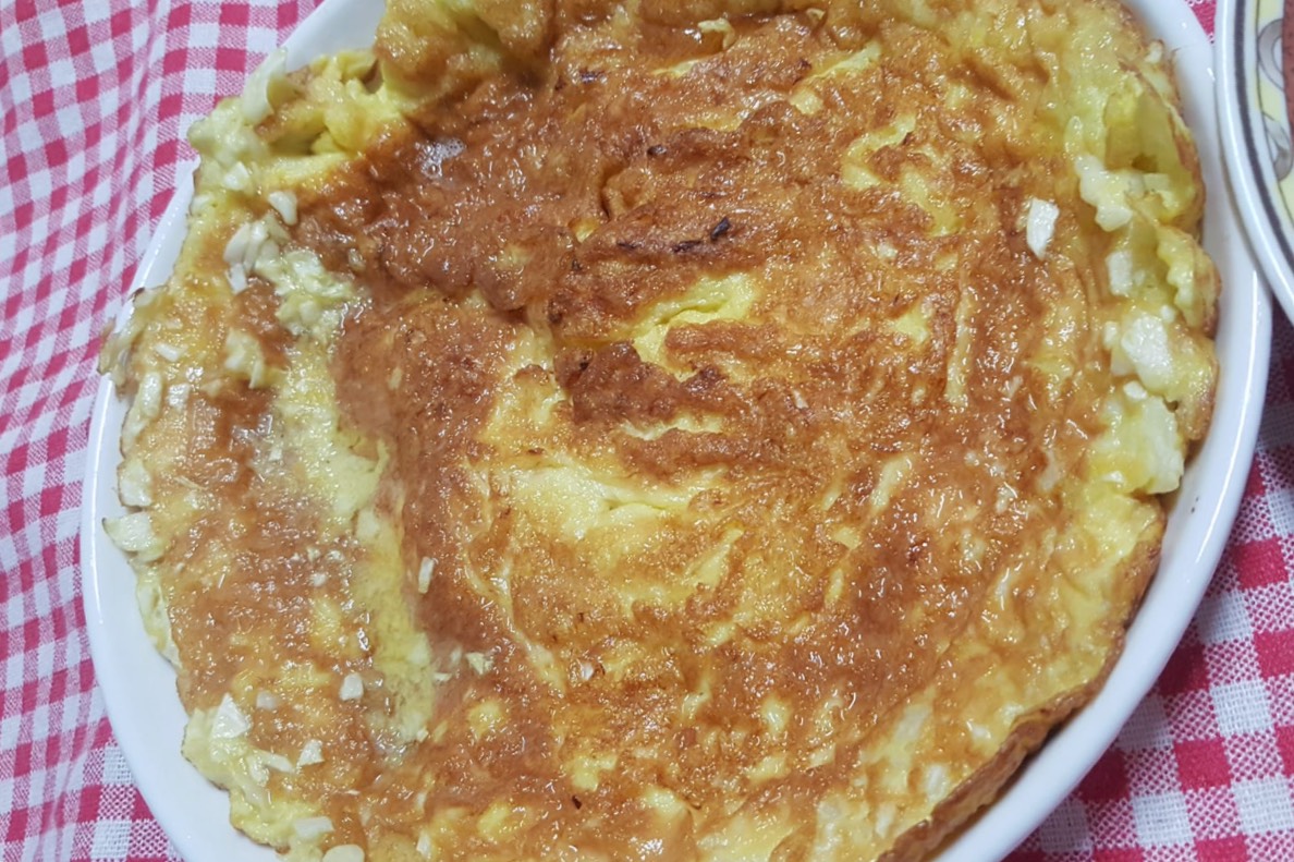 一名女網友分享獨門食譜「高麗菜煎蛋」，引起網友熱烈討論。（翻攝自「廚藝公社」臉書）