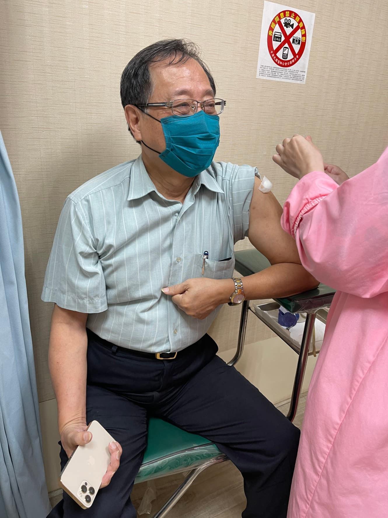 李來希在一家小診所施打疫苗。（翻攝自李來希臉書）