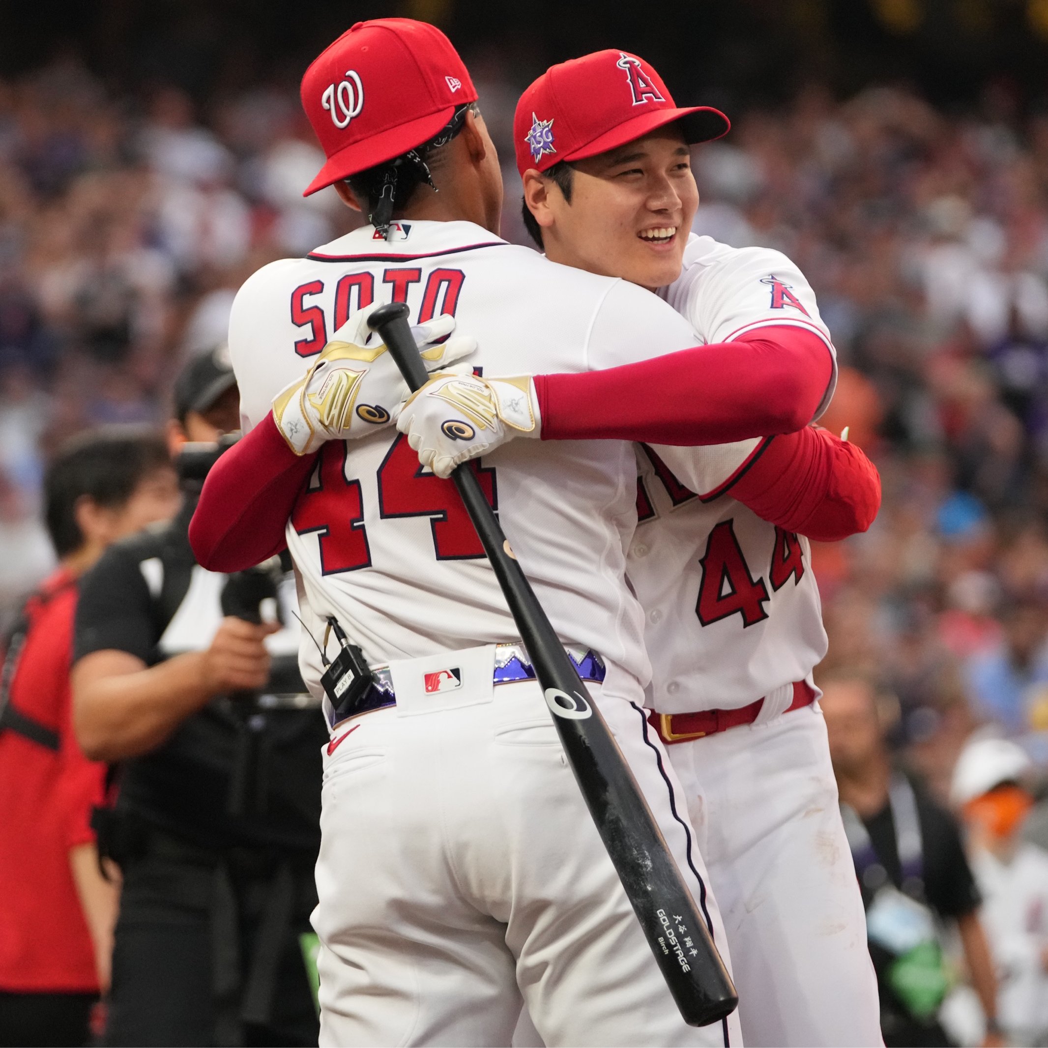 大谷翔平（後）與對手索托擁抱。（翻攝自推特@MLB）