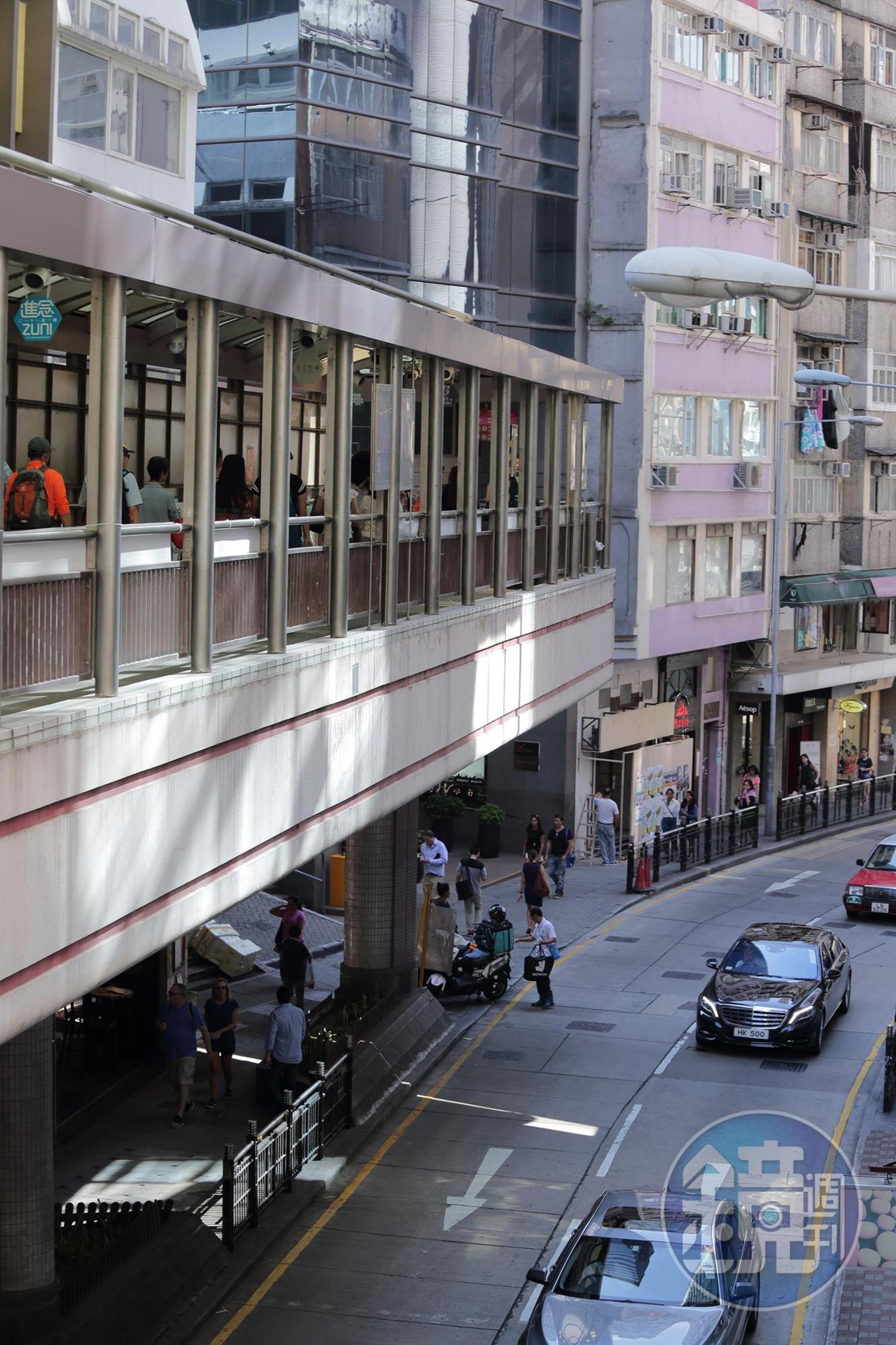 香港半山自動手扶 梯是每個來到中環的遊客，一定會經過的行人要道。（童心怡攝）