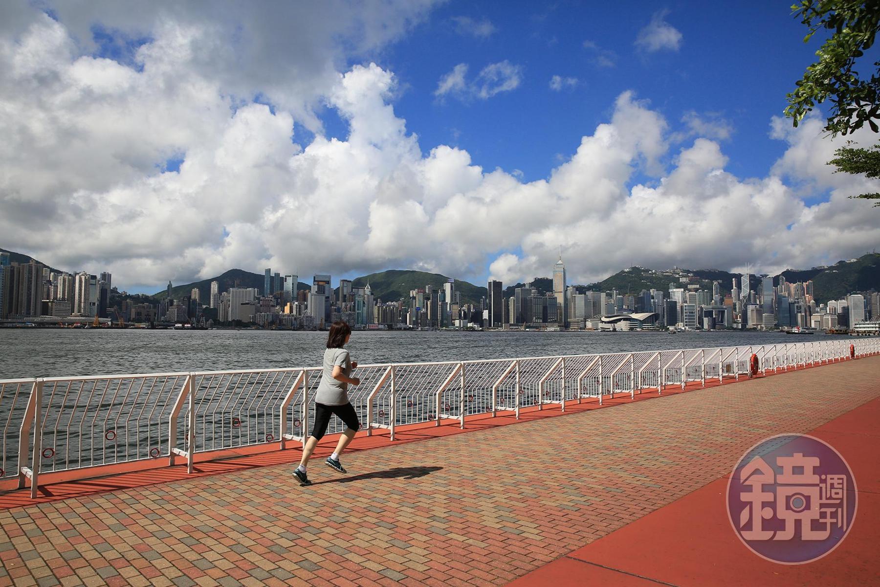 在香港九龍海濱步道晨跑，很能體驗當地人平日生活與休閒的視角。（本刊資料照片）