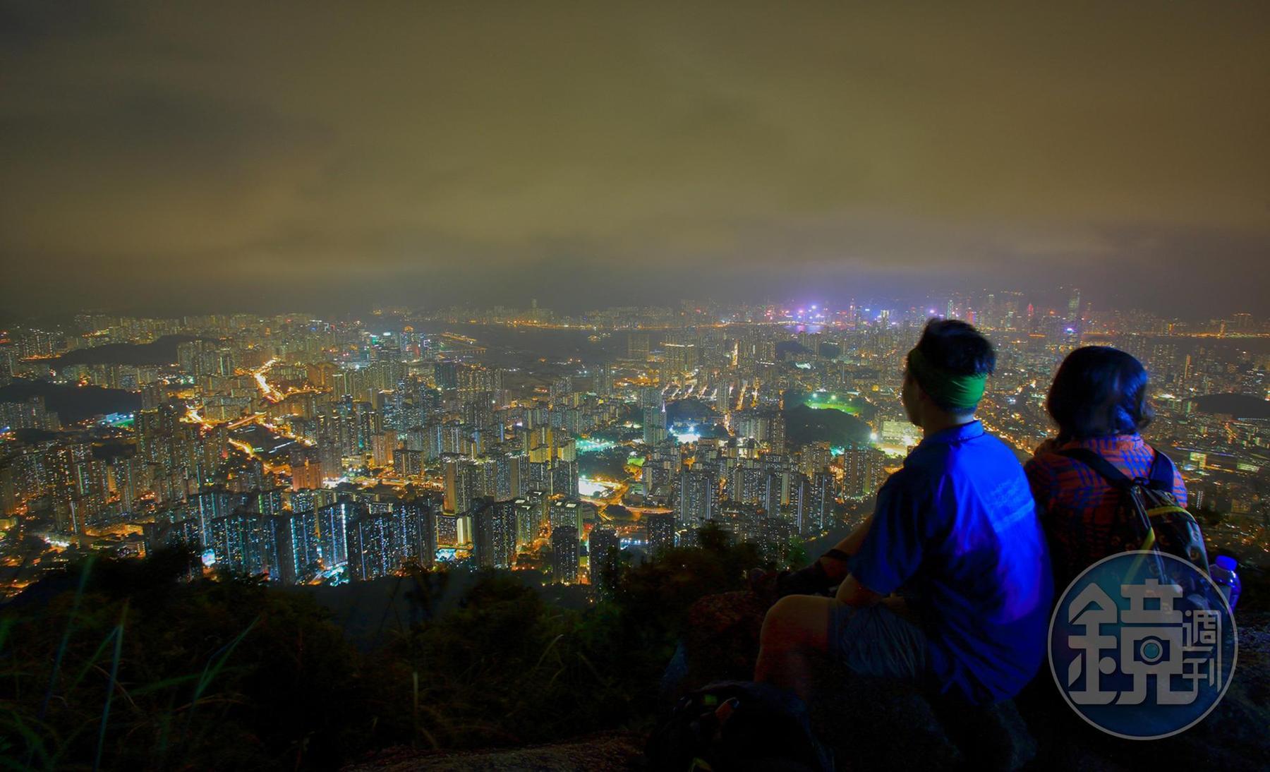 第一次在香港爬山，就被嚮導帶去爬獅子山，晚上遼闊的夜景讓眾人都心醉了。（童心怡攝）