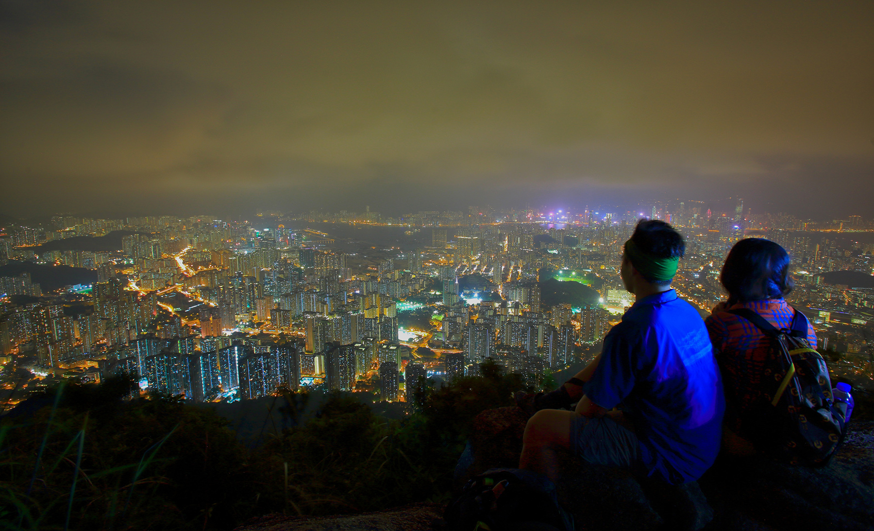 第一次在香港爬山，就被嚮導帶去爬獅子山，晚上遼闊的夜景讓眾人都心醉了。（童心怡攝）