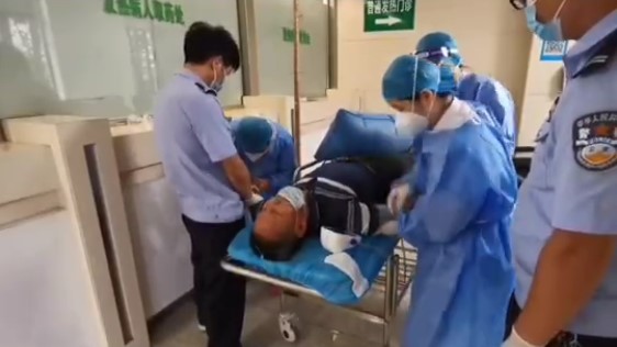 大陸1名男子為逃避調查，假裝暈倒3天3夜，最後卻因受不了飯香而「醒過來」。（翻攝自微博）