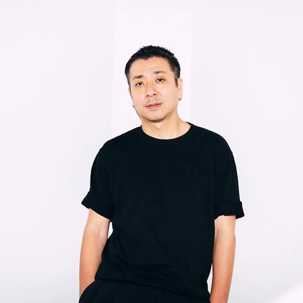 1974年出生的尾花大輔（Daisuke Obana），在2001年成立時裝品牌N.HOOLYWOOD，深受美式古著文化影響的喜好也反應在他的作品上，風格具有軍裝的底蘊，但設計融入了更多機能性、剪裁和版型也都更細緻，實穿又有型有款的特色，讓他成為不少品牌點名合作的對象。