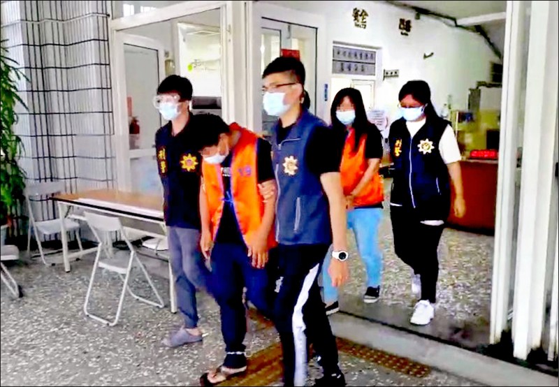 姚女（後）與小王聯手殺害親夫，檢方聲請羈押獲准。（讀者提供）