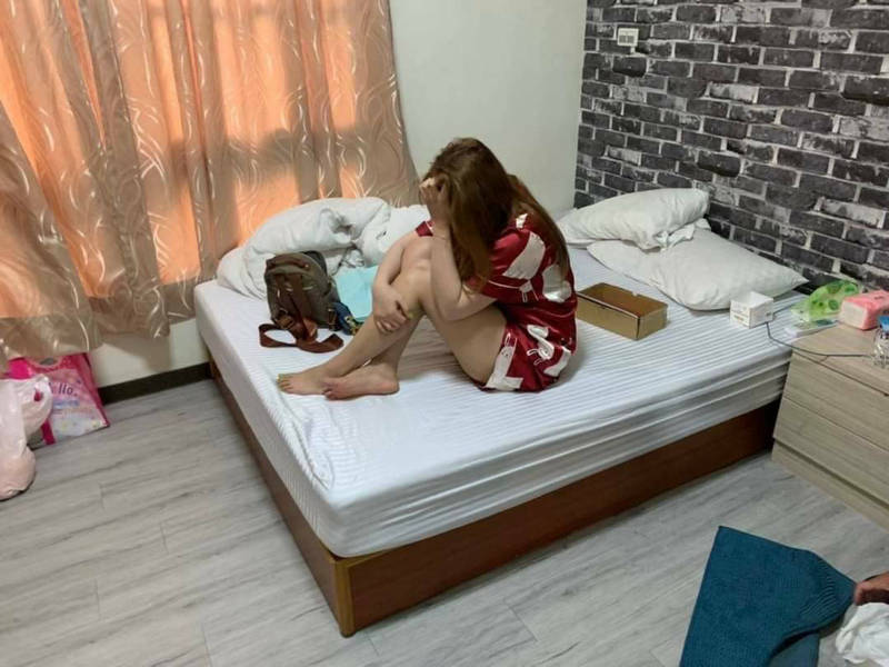 業者在網路刊登廣告，3人穿著性感撩人情趣內衣。（民眾提供）