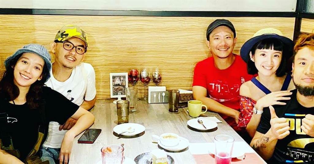 林依晨在倫敦留學時，還是男友的林于超特別飛去為她慶生兼求婚，林依晨感動答應。（翻攝自黃子佼臉書）
