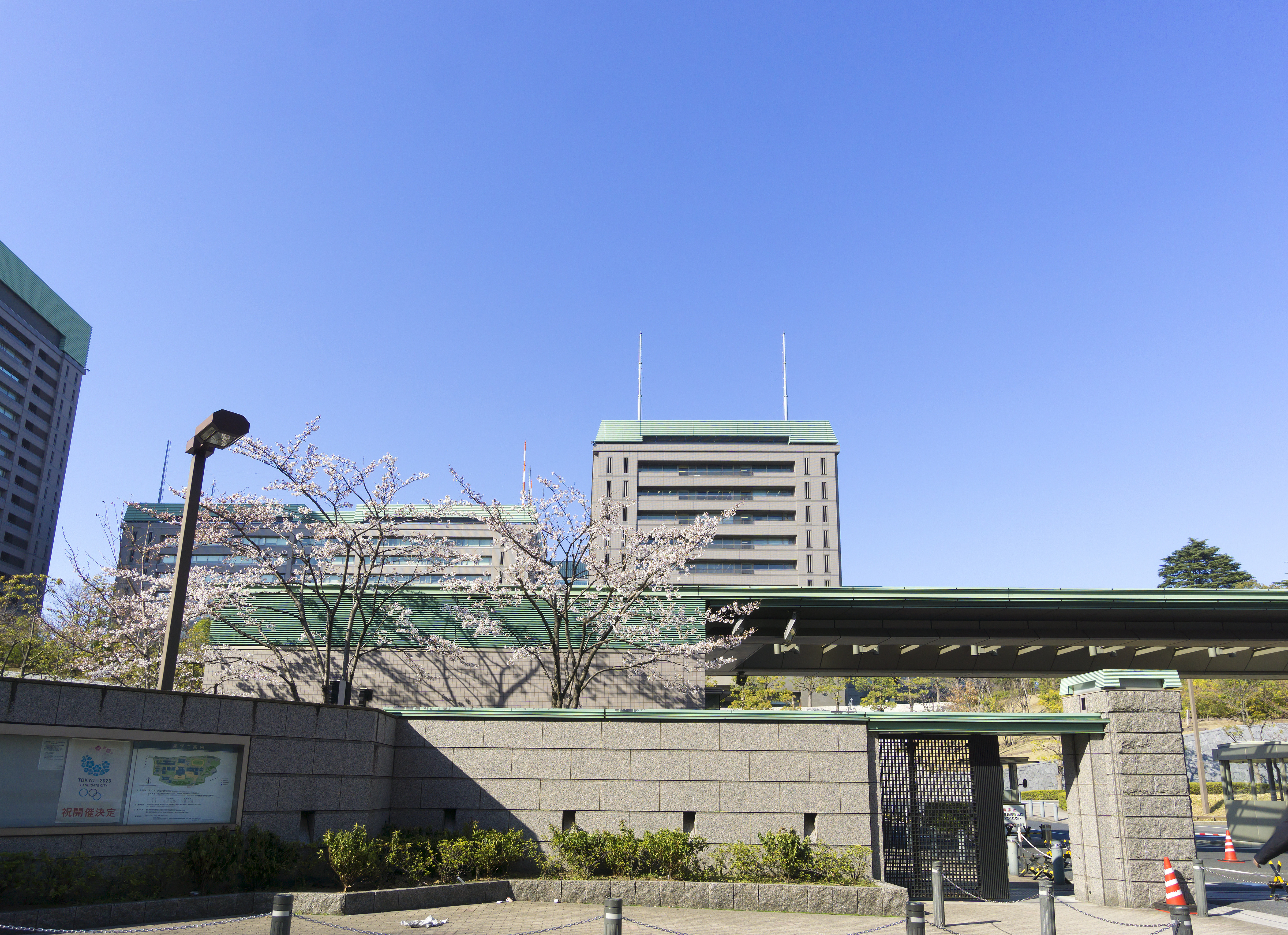 新版日本防衛白皮書，首次明文記載台灣周邊安全的重要性。（東方IC）