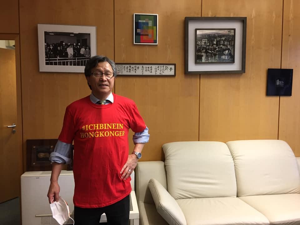 駐德代表謝志偉透露，負責採購BNT疫苗連繫的疾管署公務員「Yuchen」的努力讓他深深感動。（翻攝自謝志偉臉書）